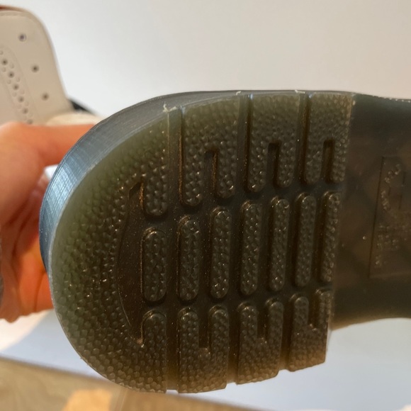 Dr. Martens Bentley II White w/ Red Hearts - Picture 9 of 9